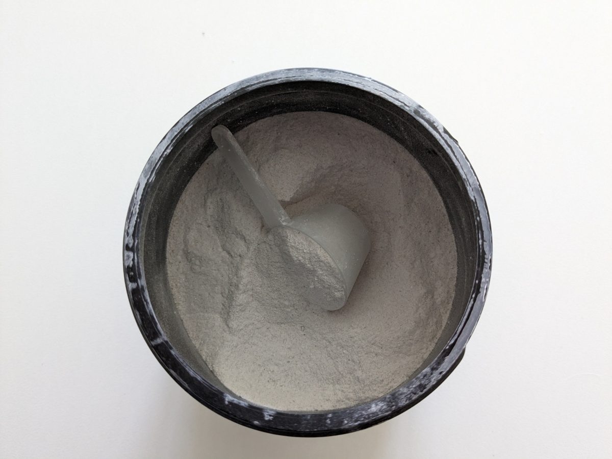 Öppen burk RAW Rampage Cola Candy med skopa i pulvret, fotad av oss under testet